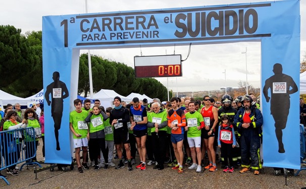 En la salida de la carrera de 5.000 metros podemos ver en la meta varios bomberos corriendo con su traje reglamentario. En el centro de la foto vemos al Padre Ángel que también está muy concienciado con las personas que más sufren.