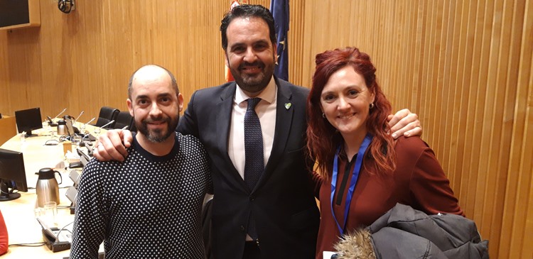 Iñigo Alli con Gloria Iniesta y Dario Nogués de la Asociación APSAS.