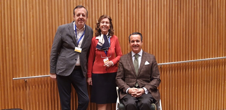 El diputado Alberto Reyero, Teresa Oñate, presidenta de AMAI-TLP y el diputado Ignacio Tremiño.