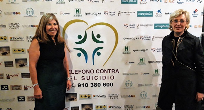 En la foto vemos a la izquierda a Ana Lancho y a la derecha a Miryam Garrido, directora del Catering "Imperio de los sentidos" que fue la encargada de atender a todos los cantantes y presentadores de esta gala, junto a la Escuela de modelos SaraStudio.