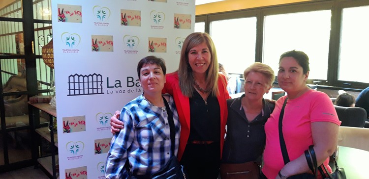 Ana Lancho, presidenta de la Asociación la barandilla con Isidora Salgado y sus hijas Lourdes y Carolina en una instantánea entre plato y plato.