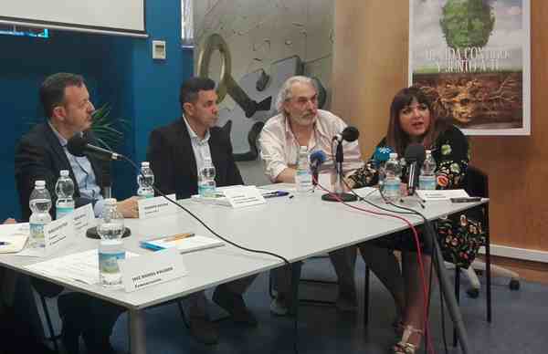En la foto correspondiente a la rueda de prensa sobre prevención del suicidio vemos al diputado de CIUDADANOS Alberto Reyero, al Secretario General de Madrid de la Asociación Unificada de Guardia Civiles Francisco Cecilia, a Carlos Soto que explicó cómo vivió el suicidio de su hija dos años antes y a María Isabel delante de la portada de su libro.
