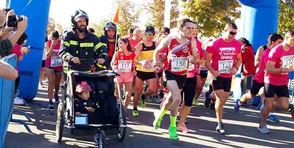 Los bomberos de Madrid han vuelto a colaborar con esta carrera por segundo año consecutivo saliendo con su equipo reglamentario para demostrar su compromiso con la prevención del suicidio en España.