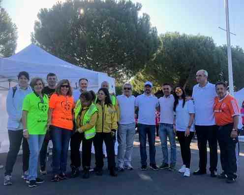 La Clínica CEMTRO ha vuelto este año a colaborar con esta carrera poniendo a disposición de todos los corredores su equipo médico con varios profesionales para atender a cualquier persona que necesitara de sus servicios durante la duración de este evento. En la foto vemos a varios profesionales junto a integrantes del SAMUR , Junibel Lancho, responsable del TELÉFONO CONTRA EL SUICIDIO y Ana Lancho, presidenta de la Asociación la barandilla.