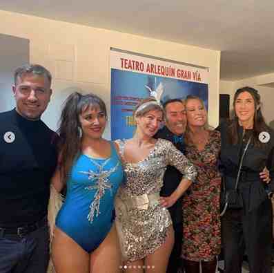 En la fotografía lo vemos acompañado de sus amigos Rafa Mora, Paz Padilla y Rosa Benito, quienes le han ido a visitar al teatro Arlequín.