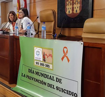 El año pasado esta rueda de prensa se celebró en la Asamblea de Madrid. En la foto vemos el cierre del evento con Ana Lancho, presidenta de la Asociación la barandilla y la Directora General de Sanidad Pilar Aparicio.