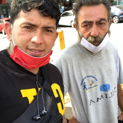 Agustin con su salvador Tiori José en las calles de Lima