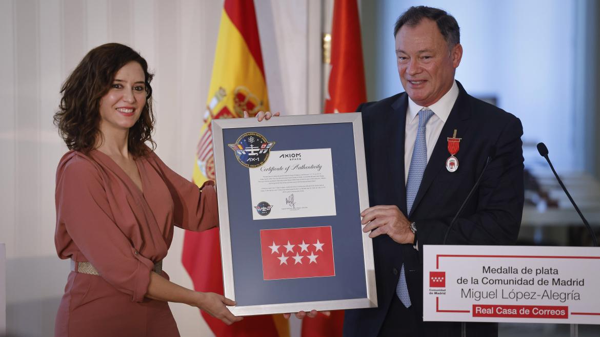 Díaz Ayuso entrega la Medalla de Plata de la Comunidad a López Alegría