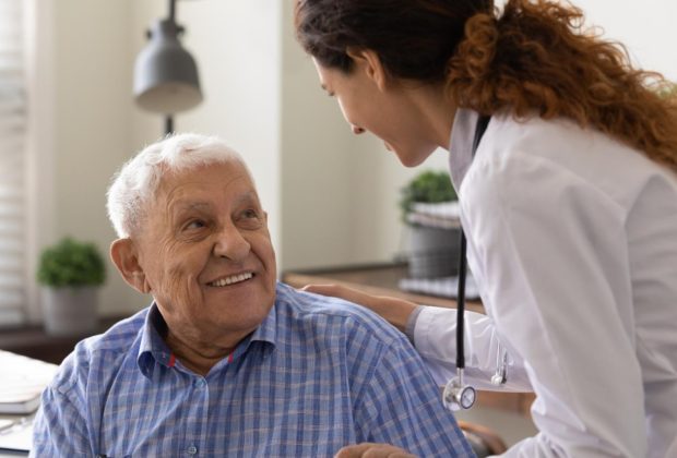 mayores ancianos asistencia medico