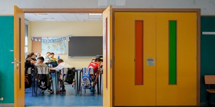 EDUCACIÓN COLEGIO CLASE