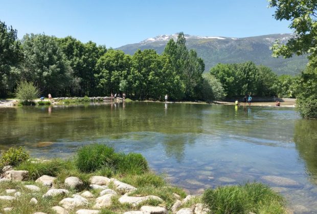 LAGO PISCINA MONTAÑA NATURALEZA