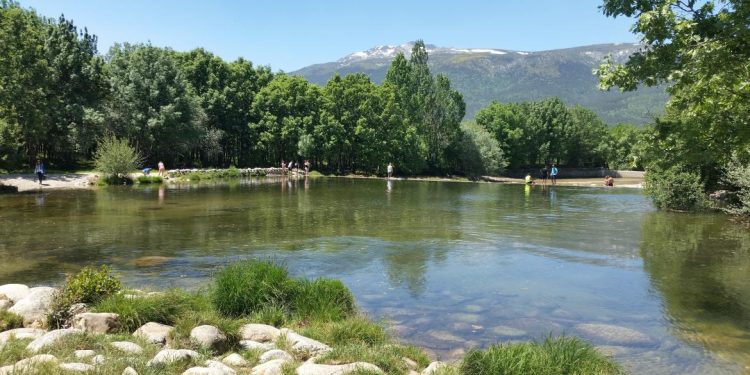 LAGO PISCINA MONTAÑA NATURALEZA