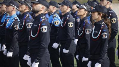 policías
