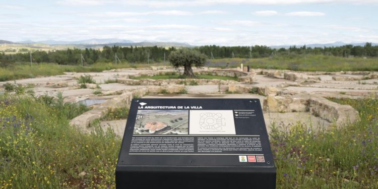 La Comunidad de Madrid declarará Bien de Interés Cultural (BIC), en la categoría de Zona Arqueológica, la villa romana de Valdetorres de Jarama. Incluida en Plan de yacimientos visitables de la región, contiene los restos una construcción excepcional con planta octogonal que data de finales del siglo IV d.C. y principios del siglo V d.C. y está ubicada a orillas del río Jarama, junto al camino de El Soto. Panel de información de la villa romana de Valdetorres de Jarama 19 julio 2025 El edificio principal, octogonal, reúne en bloque las estancias necesarias de una vivienda, al contrario de lo que ocurre en el resto de villas romanas hispanas, en las que se añaden estancias en cuerpos independientes. Así, adopta la forma de un anillo de patios y habitaciones entorno a un patio o peristilo central y todas las habitaciones cuadrangulares están comunicadas con pequeñas salitas triangulares situadas en los ángulos del edificio. El yacimiento fue descubierto en 1977 y un año después comenzaron las excavaciones arqueológicas, que se prolongaron durante las décadas sucesivas. Entre 2018 y 2022, se destapó la villa, se limpió, consolidó y se reconstruyeron los muros en algunos tramos para adaptar a la visita pública y hacer el entorno atractivo y didáctico, con la puesta en escena de estatuas y basas o la reproducción de algunos tramos de las pinturas murales y del pavimento. Entre los hallazgos arqueológicos destaca el descubrimiento de un horno de vidrio en el patio de la villa y restos de sus creaciones como botellas o fragmentos de ventanas. También se han encontrado monedas con una cronología que abarca desde momentos preconstantinos hasta finales del siglo IV, y elementos metálicos como herramientas y armas. Además de diversas piezas de cerámica, placas de hueso y marfil para la decoración de muebles y elementos como molduras, se descubrió una excepcional colección de esculturas con representaciones de animales, divinidades y héroes, con dimensiones comprendidas entre los 75 y 15 centímetros de alturas y realizadas en diversos tipos de mármol.